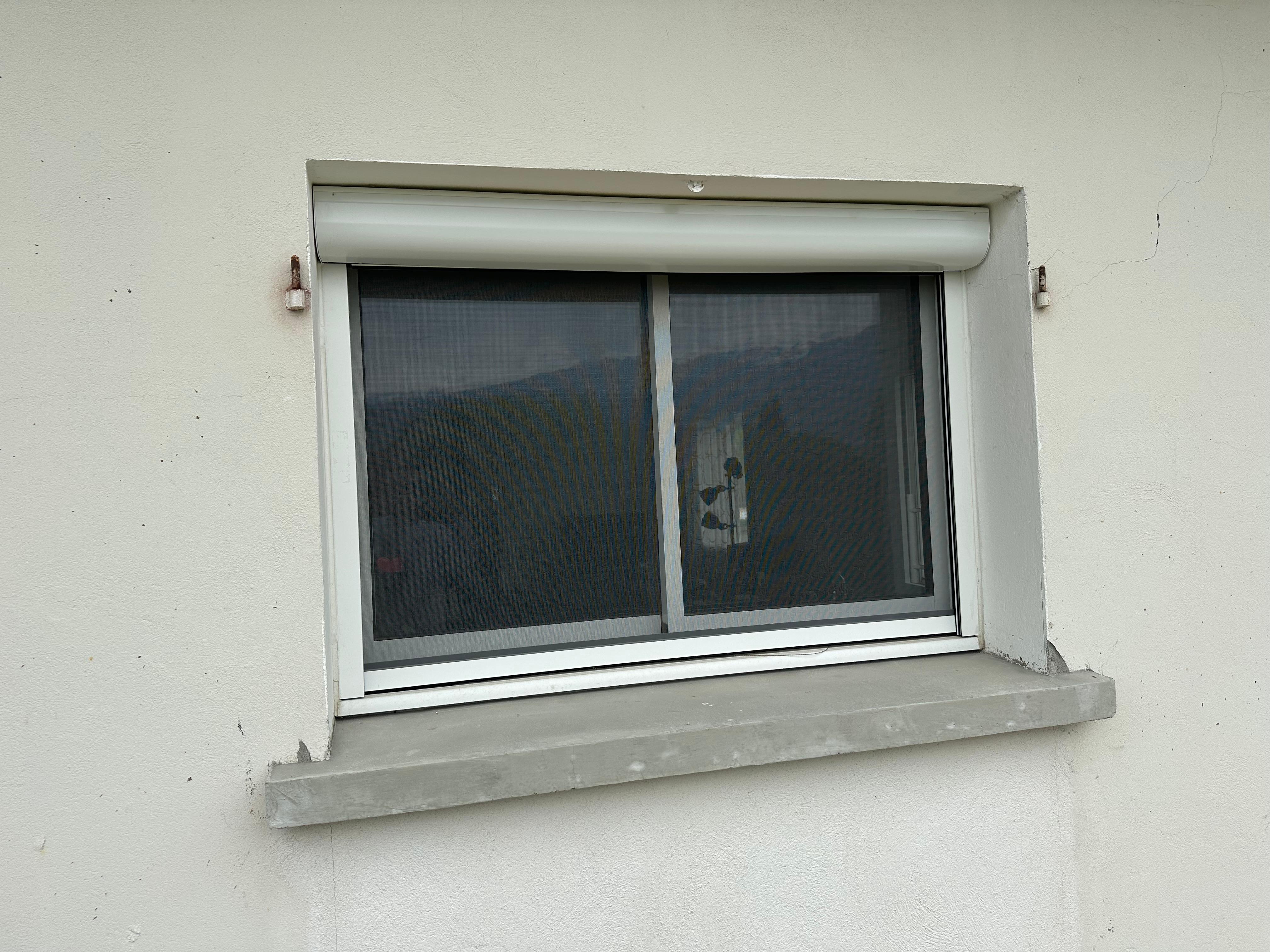 Moustiquaire sur fenêtre intérieur