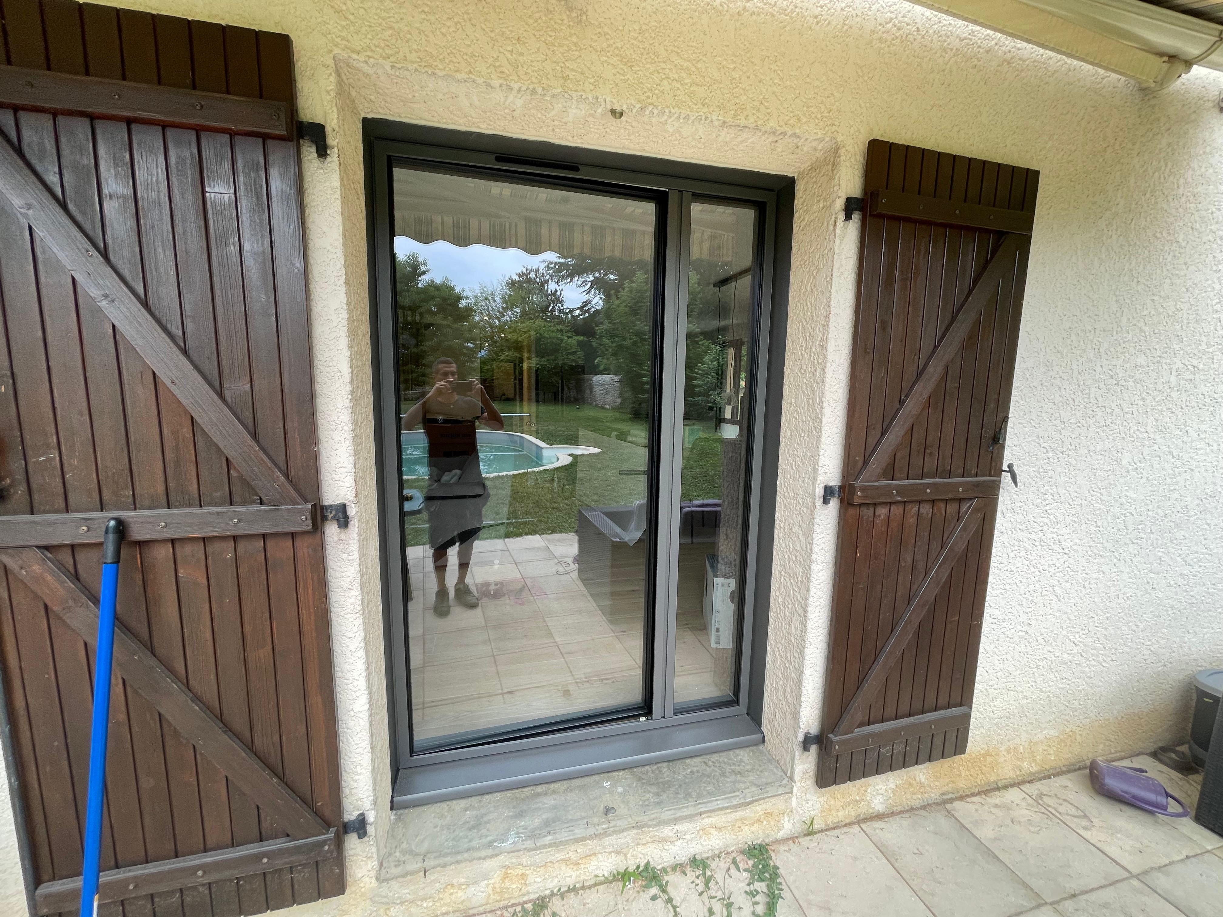 Porte-fenêtre alu avec volets battants