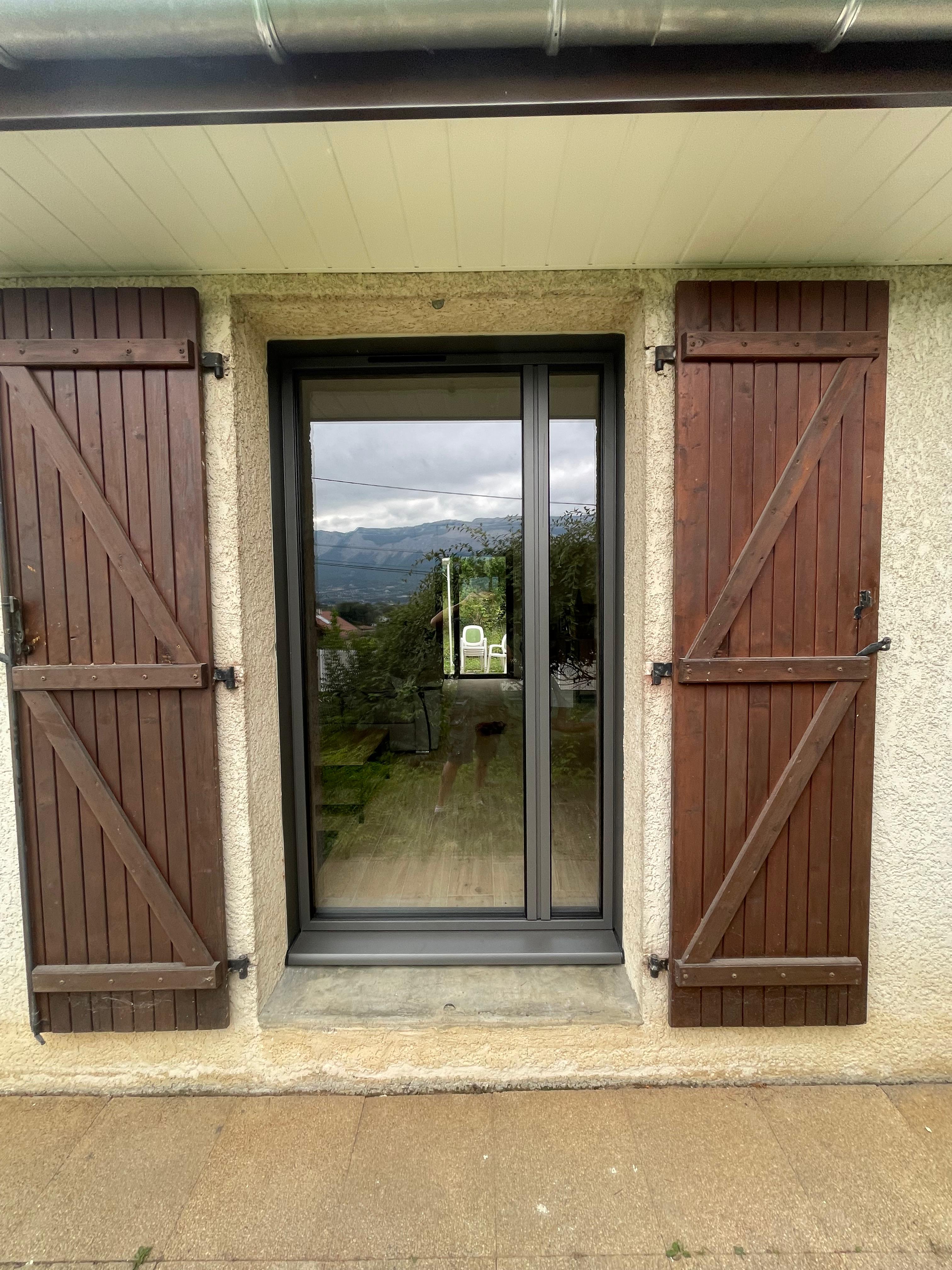Porte-fenêtre alu avec volets battants bois