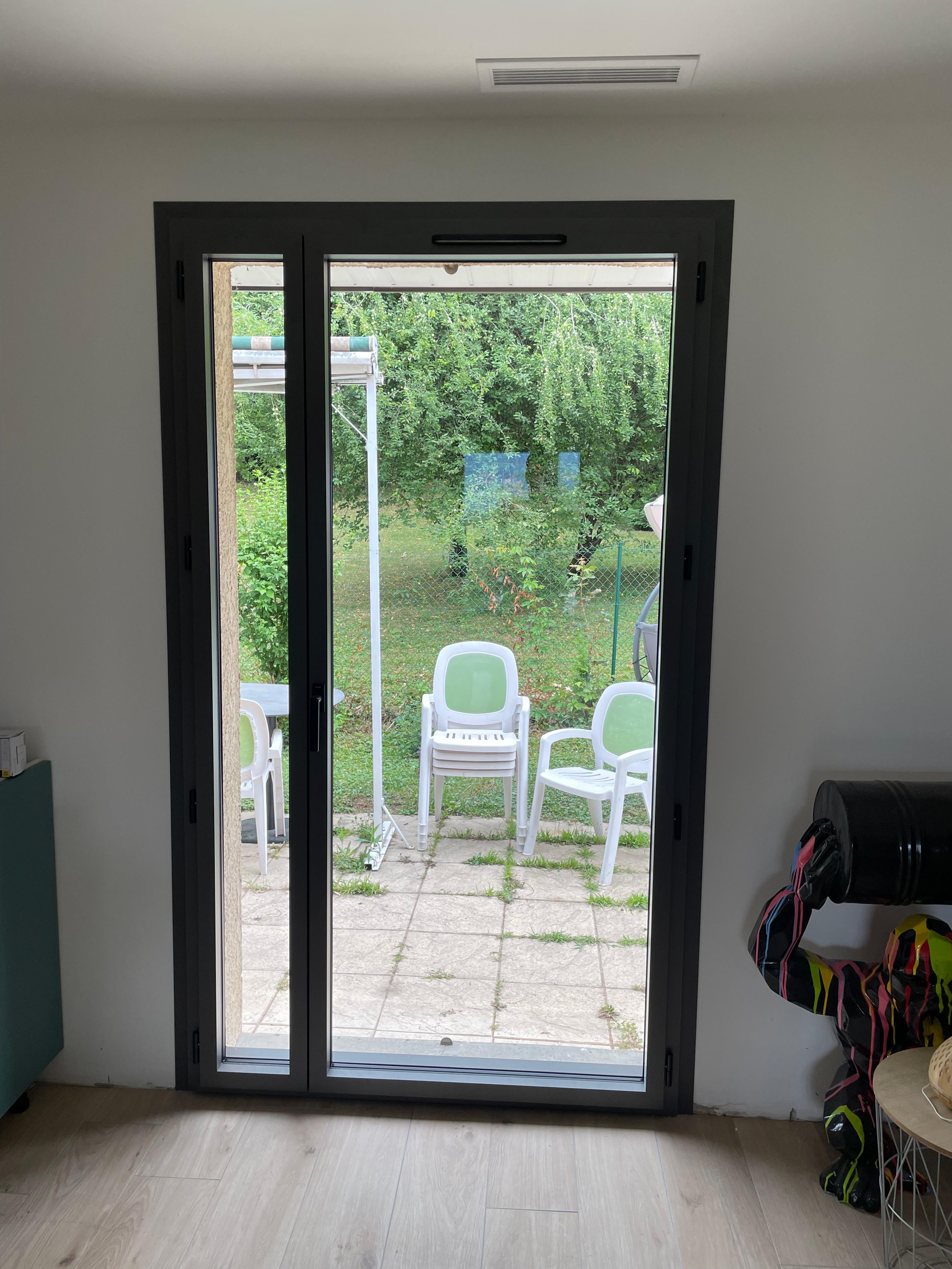 Porte-fenêtre alu vue jardin